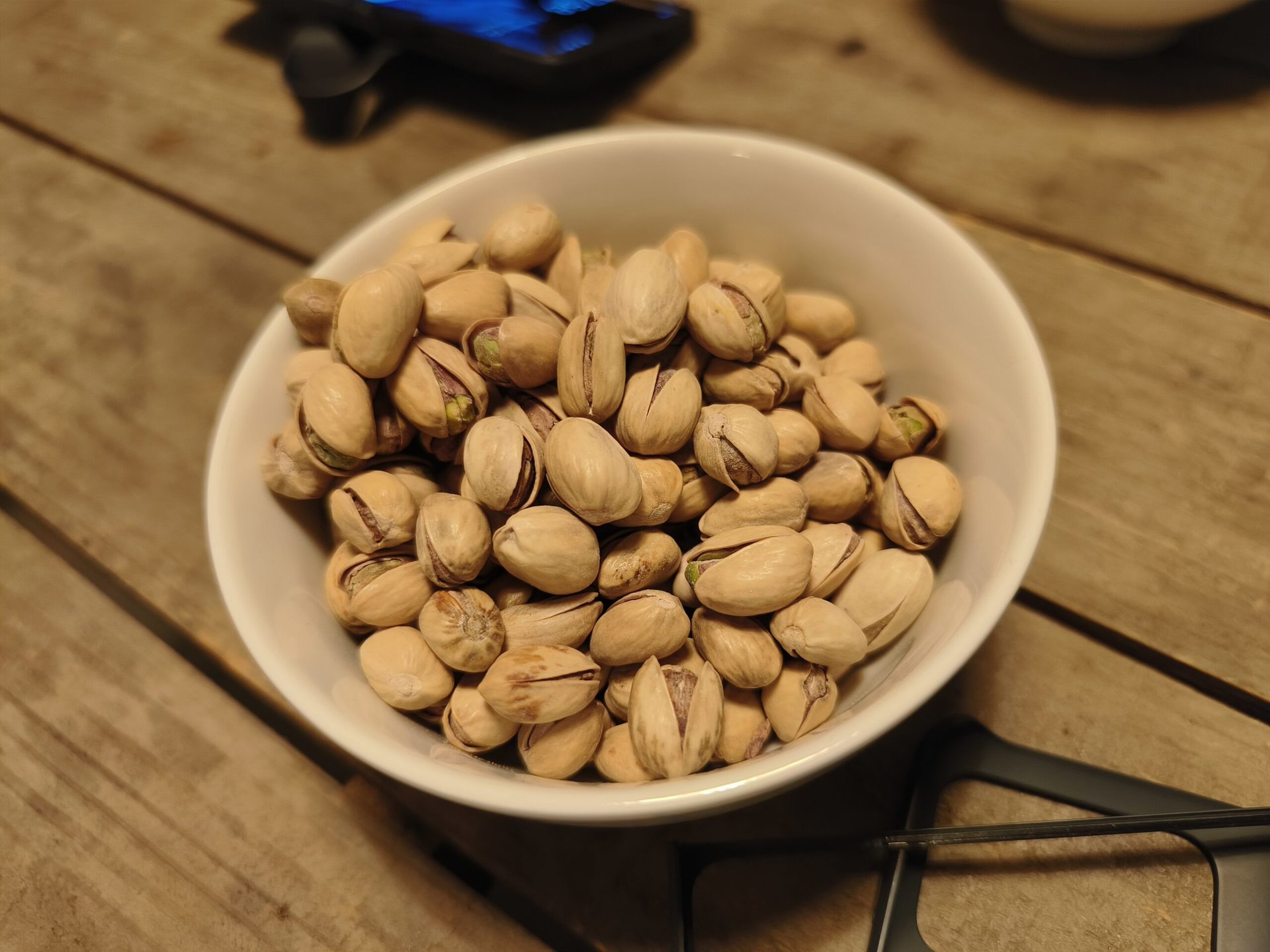 Vivo X90 Pro bowl of peanuts